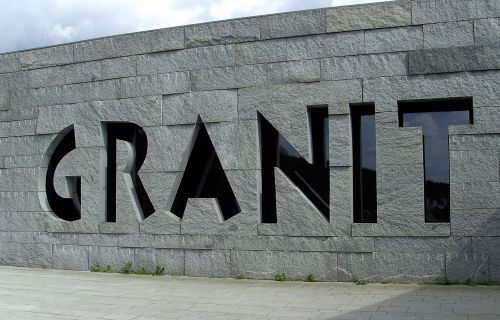 „Vom Felsen zum Pflasterstein“ – Themenführungen im Granitzentrum Hauzenberg