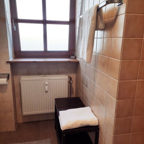 Badezimmer mit Fenster