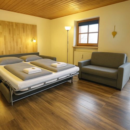 Im Wohnzimmer steht Ihnen ein komfortables Schlafsofa zur Verfügung, das Platz für zwei weitere Personen bietet.