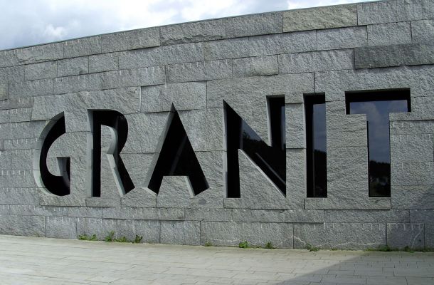 „Vom Felsen zum Pflasterstein“ – Themenführungen im Granitzentrum Hauzenberg