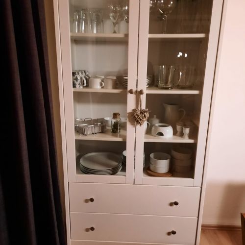 Vitrine mit einer Vielzahl von Gläsern und Geschirr