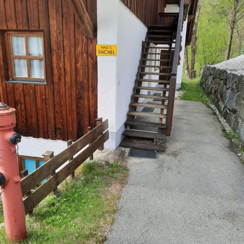 Zugang zur Wohnung -Eingang hinter der Treppe