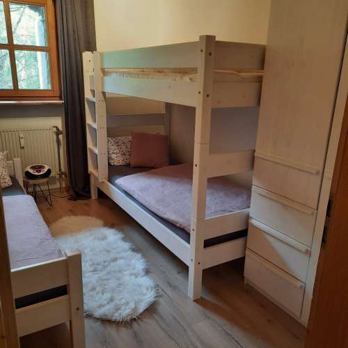 Kinderzimmer mit Etagenbett und Kleiderschrank