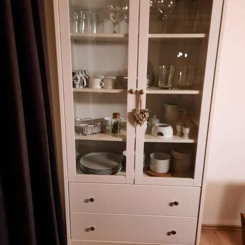 Vitrine mit einer Vielzahl von Gläsern und Geschirr