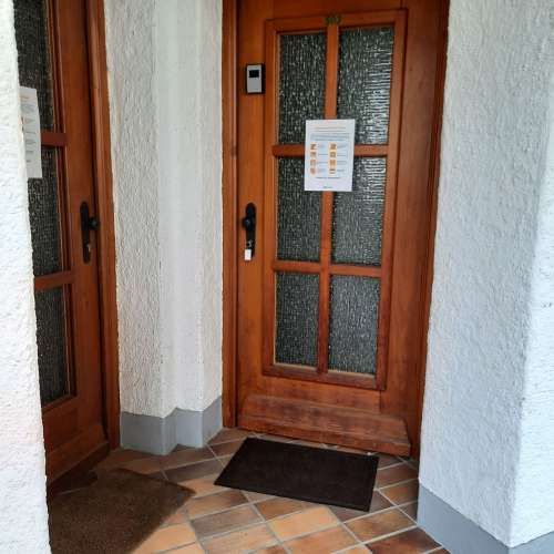 Eingangstür mit Schlüsselbox