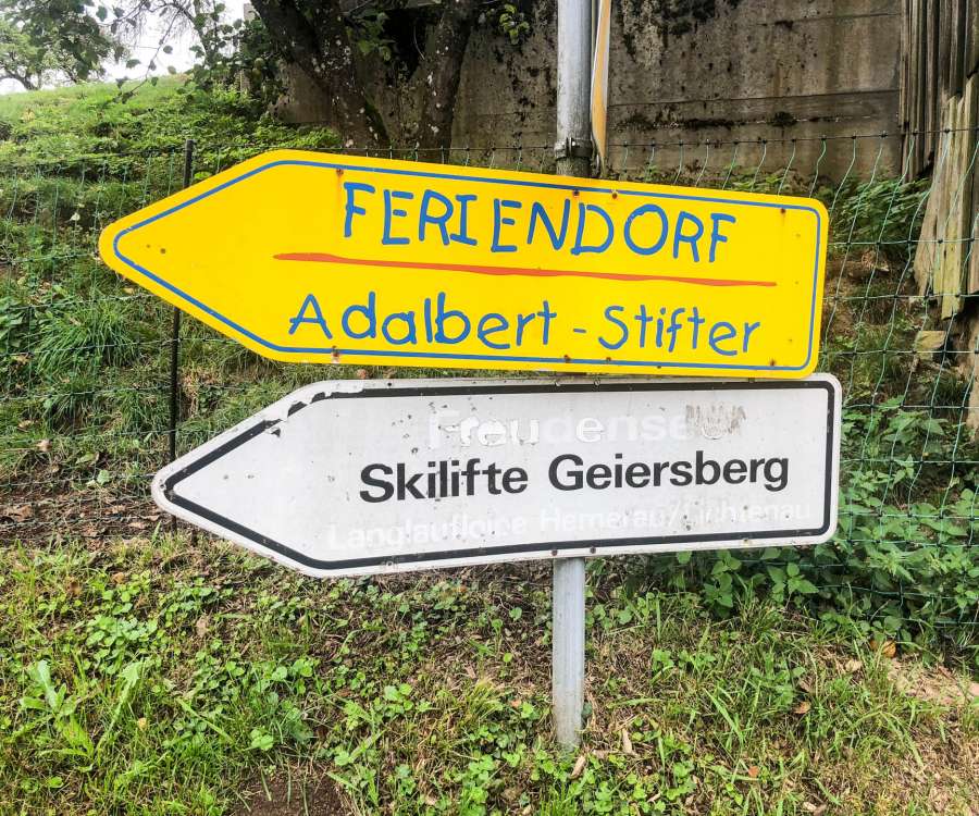 Das Feriendorf Hauzenberg ist mit gelben Schildern mit der Aufschrift "Feriendorf Adalbert-Stifter" ausgezeichnet.