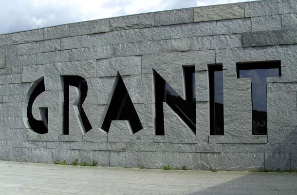 „Vom Felsen zum Pflasterstein“ – Themenführungen im Granitzentrum Hauzenberg