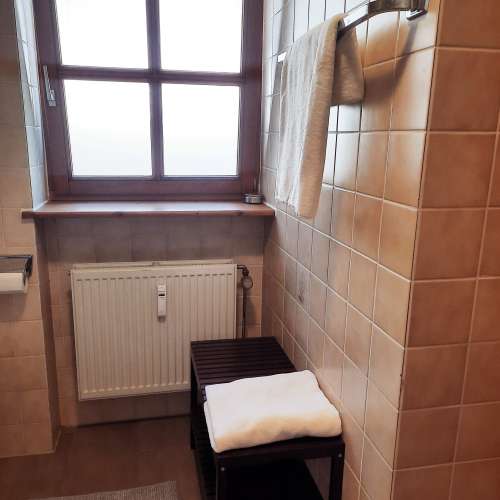 Badezimmer mit Fenster